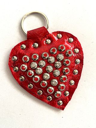 Portachiavi cuore rosso in pelle con borchie