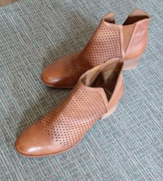 Stivaletti donna marrone traforati