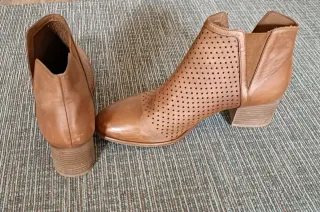 Stivaletti donna marrone traforati