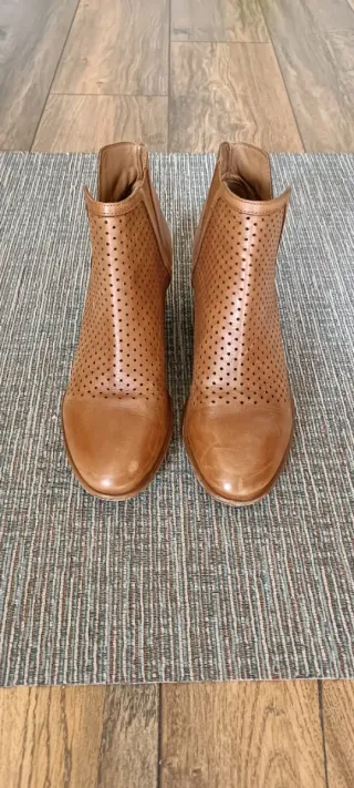 Stivaletti donna marrone traforati