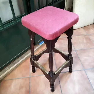 Taburete de madera con asiento rosa