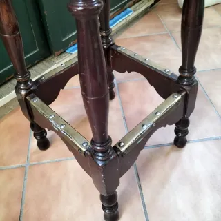 Taburete de madera con asiento rosa