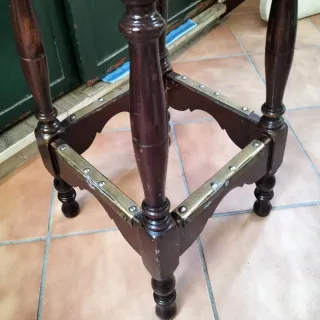 Taburete de madera con asiento rosa