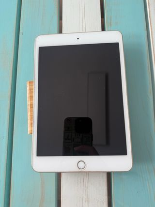 iPad Mini 4, color dorado.  32 GB