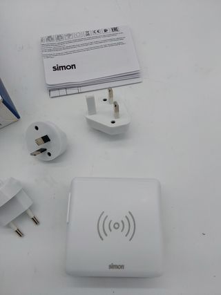 SIMON - Caricabatterie Wireless a Ricarica Rapida, Adattatore da Viaggio 3 in 1, con 2 Prese USB, Batteria Portatile con Interruttore, A