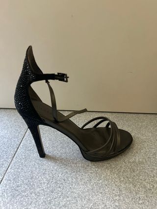 Sandalias Manoukian fiesta negras y plateadas