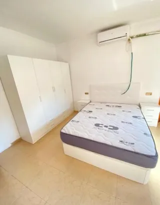 Armario blanco de madera