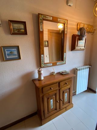 Aparador y espejo de madera