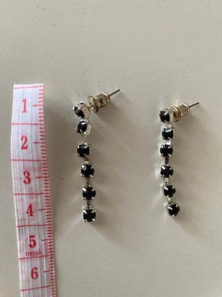 Orecchini argentati con pietre nere