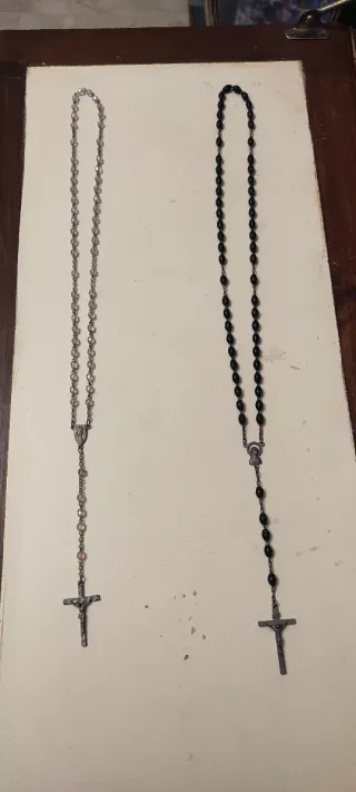 Due Rosario Vintage Collezione: uno con perle argentate e uno con perle nere