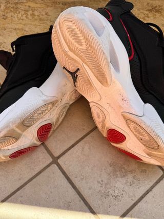 Scarpe Jordan nere e rosse