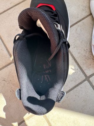 Scarpe Jordan nere e rosse