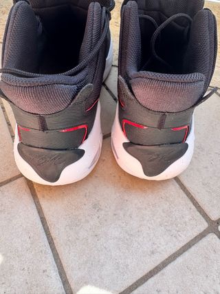 Scarpe Jordan nere e rosse