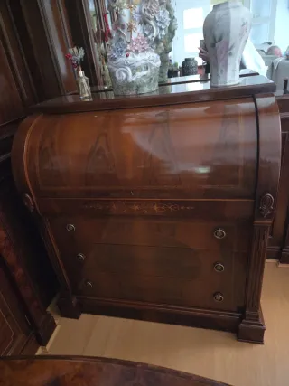 Aparador de madera con detalles