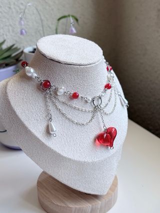 Collar capas corazón rojo y perlas