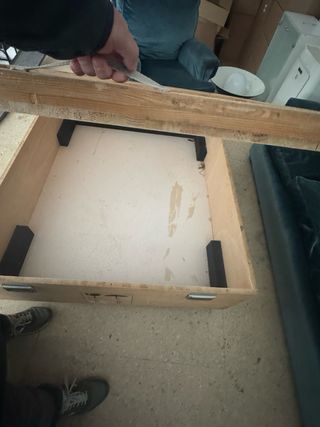 Caja de madera con ruedas para decoración