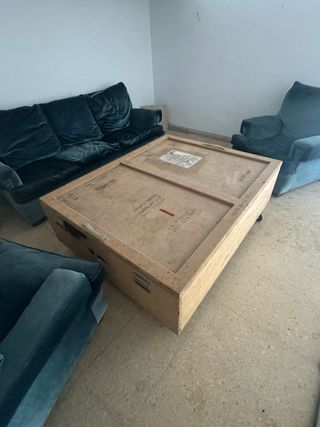 Caja de madera con ruedas para decoración