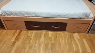Dormitorio con cama, escritorio con sus cajoneras