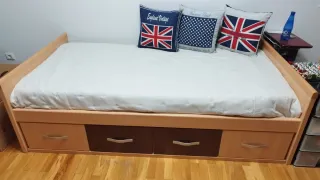 Dormitorio con cama, escritorio con sus cajoneras