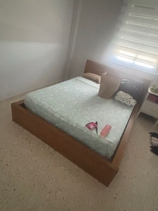 Cama de madera con colchón