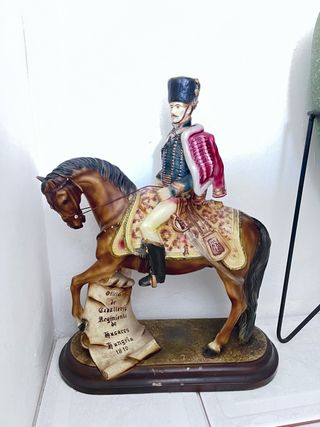 Figura oficial a caballo