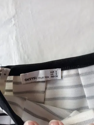 Falda de rayas blancas y negras