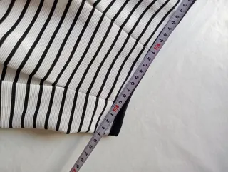 Falda de rayas blancas y negras