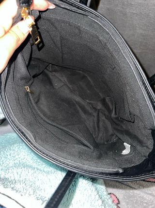 Bolso elegante negro con detalles dorados