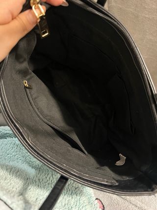 Bolso elegante negro con detalles dorados