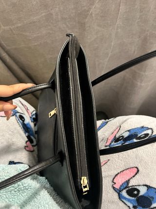 Bolso elegante negro con detalles dorados