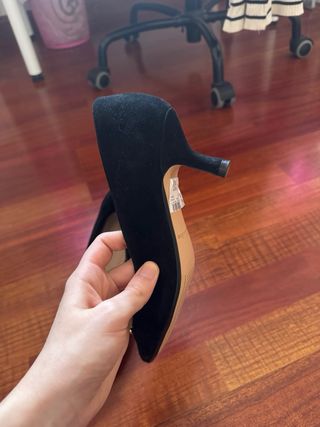 Zapatos de tacón Clarks negros con cadena dorada T