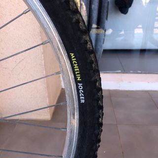 Bicicleta de montaña roja