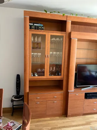 Mueble de salón de madera con vitrina y almacenaje