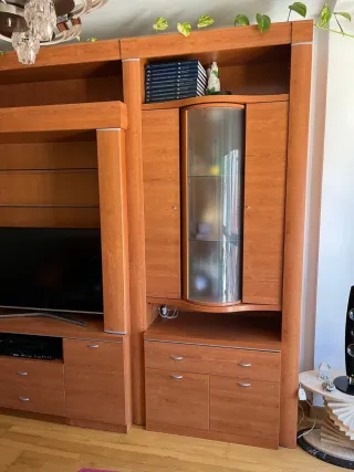 Mueble de salón de madera con vitrina y almacenaje