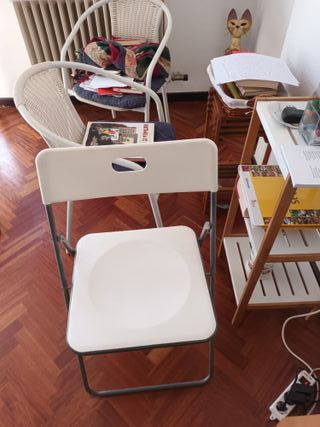 Silla plegable blanca de metal. Venta en persona.