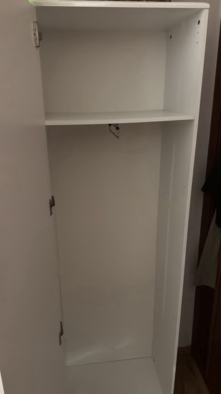 Cómoda y armario de madera y cristal