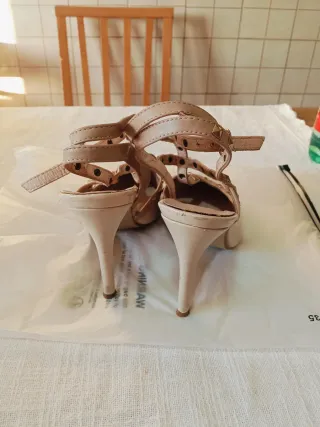 Décolleté donna con borchie beige e oro