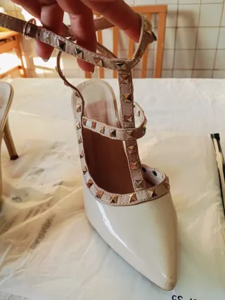 Décolleté donna con borchie beige e oro