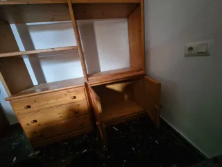 Mobile in legno con cassetti e ante