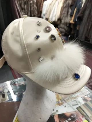 Cappello Beige  con Visiera, Volpe e Gioielli