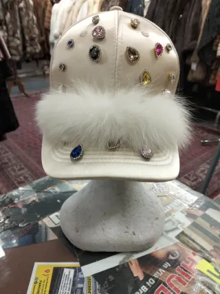 Cappello Beige  con Visiera, Volpe e Gioielli