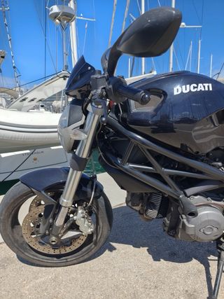 Ducati Monster Negra