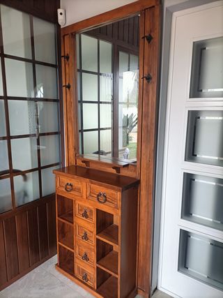 Mueble de entrada de madera con espejo