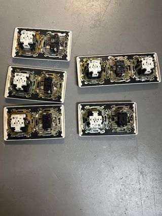 Lote enchufes e interruptores blancos