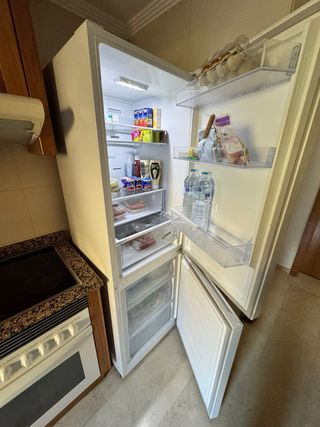 Nevera Hisense con congelador - Bajo consumo A