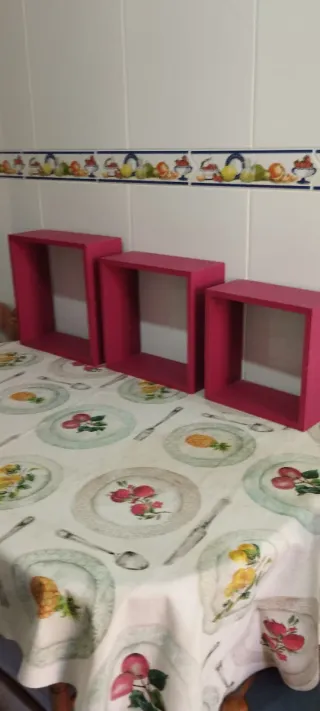 Estantería juvenil roja de madera