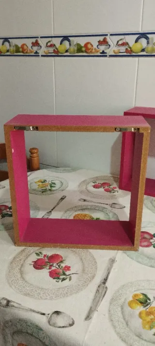 Estantería juvenil roja de madera