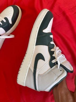 Nike Air Jordan 1 Mid Verde y Blanco