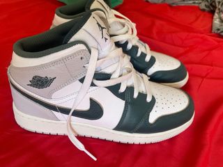 Nike Air Jordan 1 Mid Verde y Blanco
