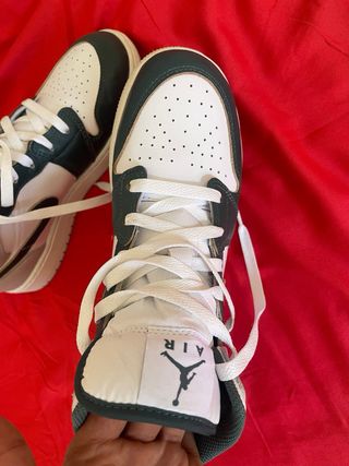 Nike Air Jordan 1 Mid Verde y Blanco